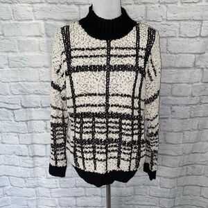 Solitaire women L scoopneck Longsleeve plaid pattern popcorn sweater B&W